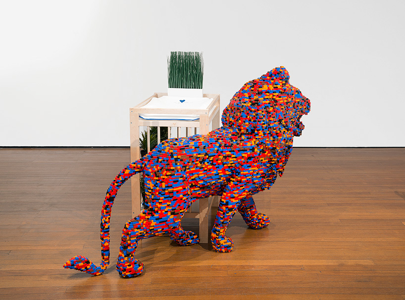 在悉尼Roslyn Oxley9畫廊裏首次公開展出了藝術家Claire Healy與Sean Cordeiro共同合作完成的作品:Venereal Architecture。該系列作品用樂高積木和宜家家具組成,它們都是具有強大的可塑性需要組裝的物品,藝術家將跨品牌的合作變成藝術的結合。樂高積木我們小時候都有玩過,代表著孩子們的夢想和幻想。而宜家家具在我們的生活中無處不在,它代表著青年人的夢想和幻想。通過將這兩樣東西結合在一起我們能夠思考我們奇幻的夢想與平凡的渴望之間的差距。Venereal Archit